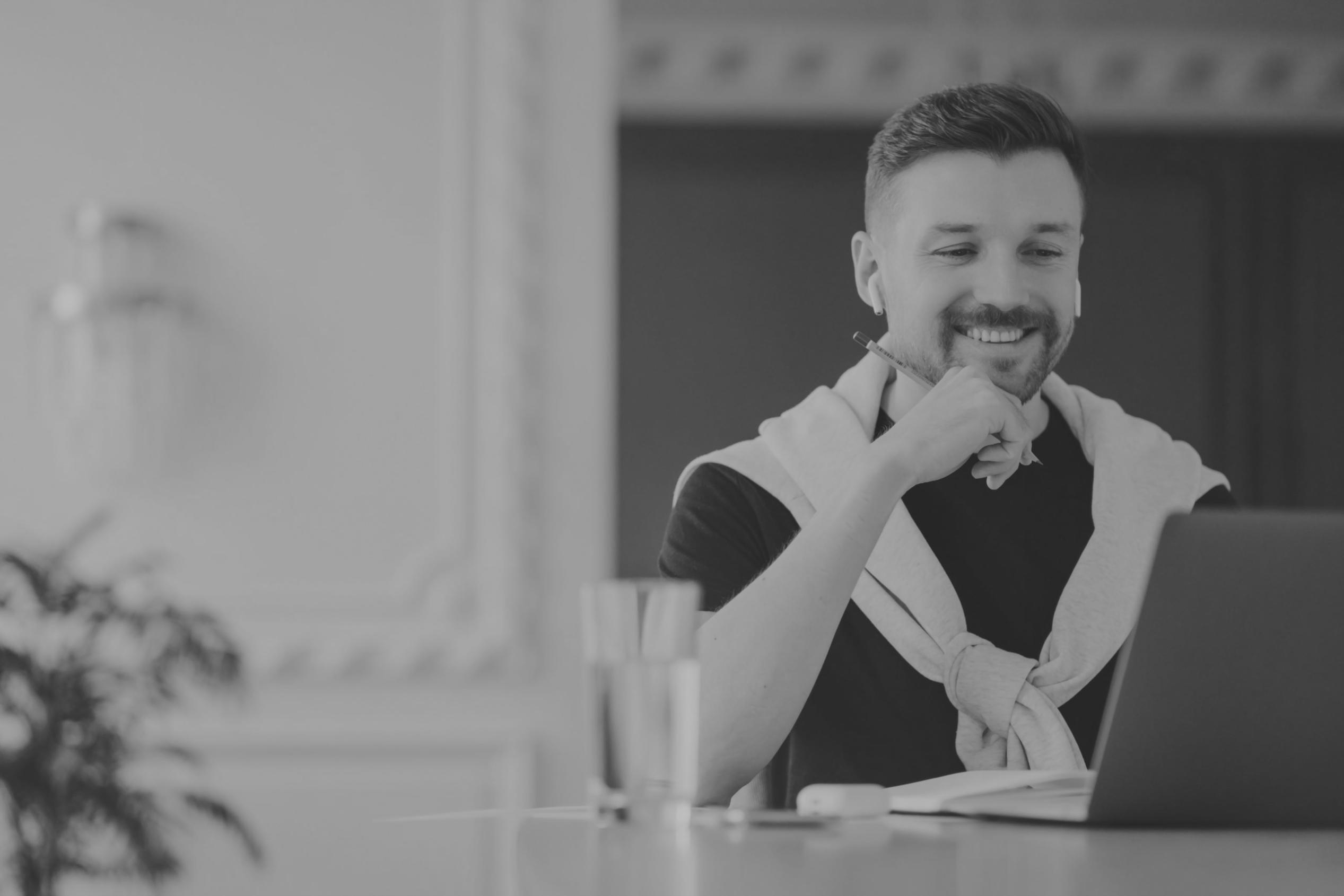 Sesión de formación financiera con datos en tiempo real