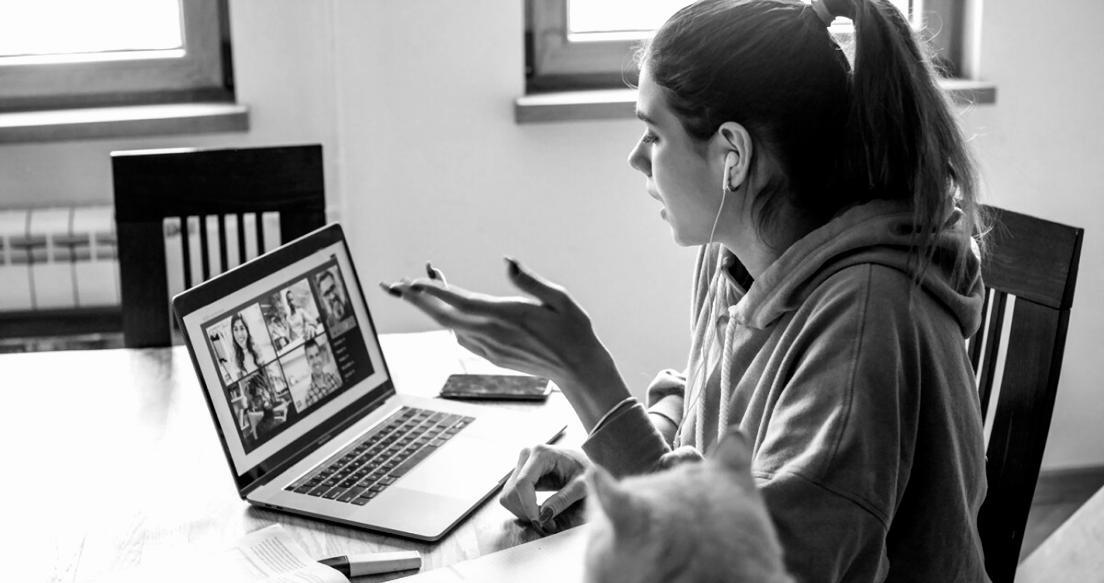 Profesionales analizando flujos financieros en pantallas